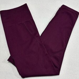 NWT! Fabletics seamless cropped leggings
Size: Small